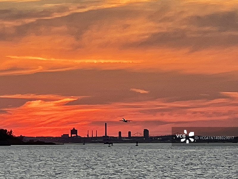 日落时分的起飞图片素材