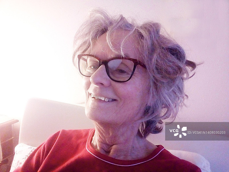 生病卧床的老年人自拍图片素材