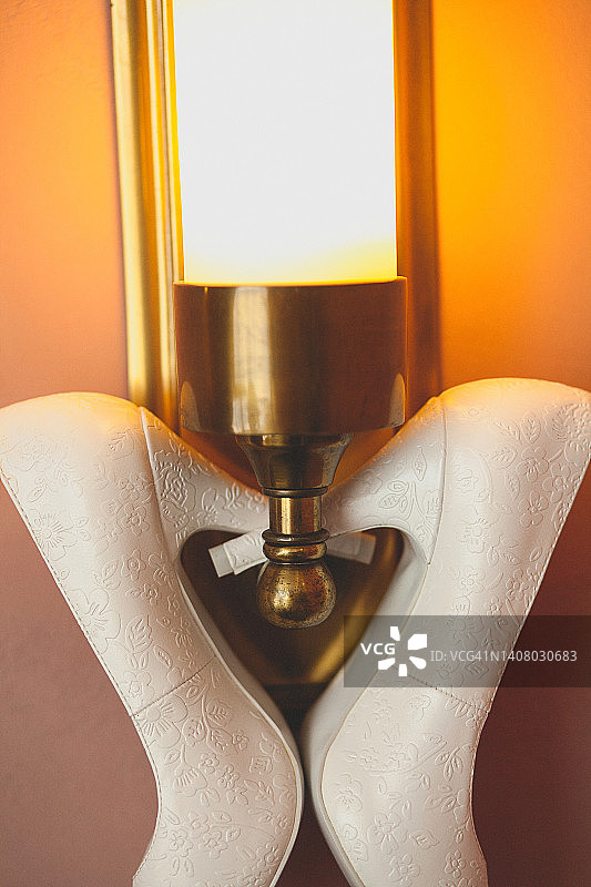 阳光明媚的日子，新娘的设计师婚鞋图片素材