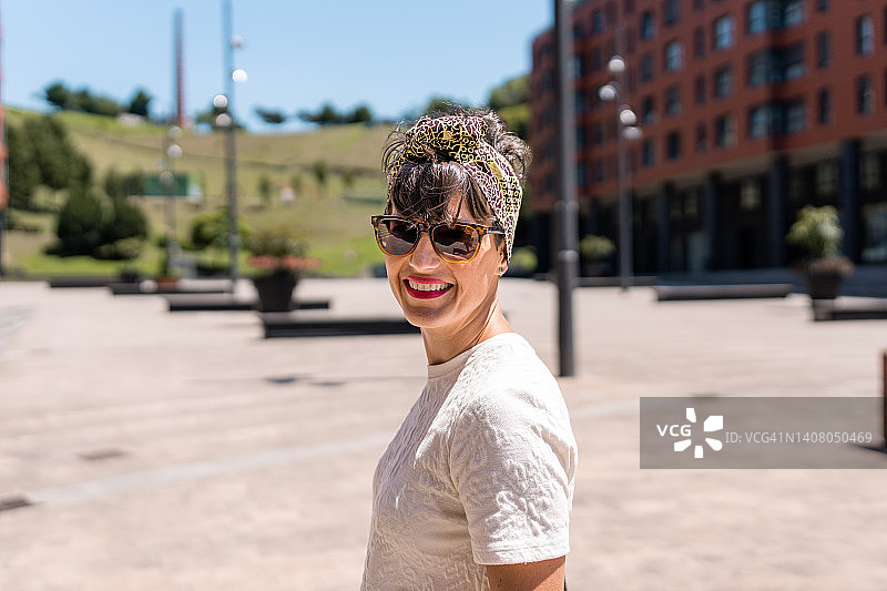 在城市里的微笑女游客图片素材