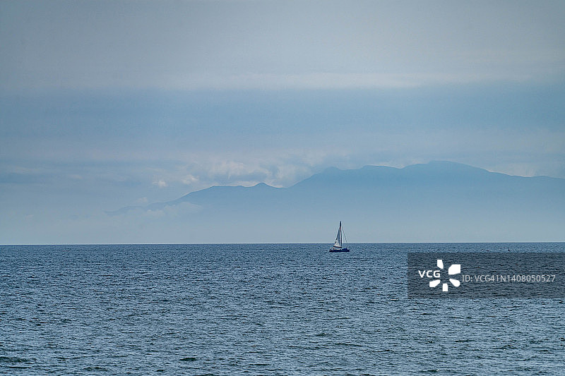 在日本静冈海滩上航行的游艇图片素材