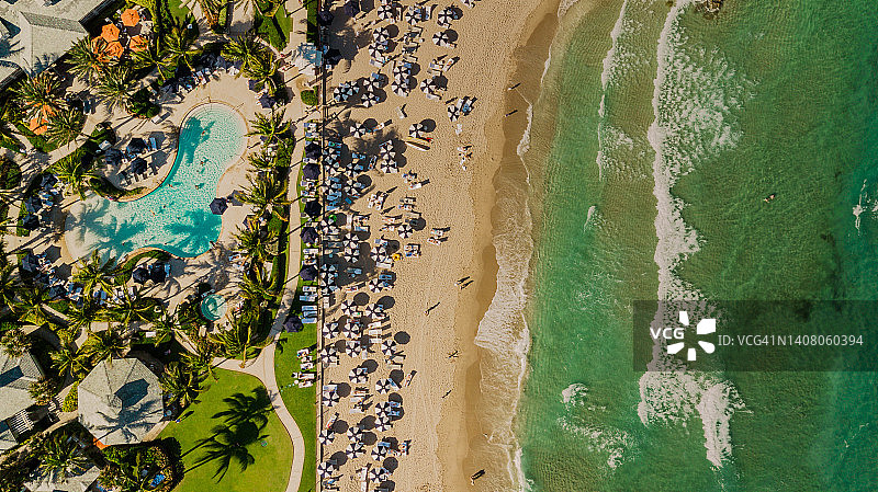 佛罗里达棕榈滩蓝色沙滩伞航拍俯视图图片素材