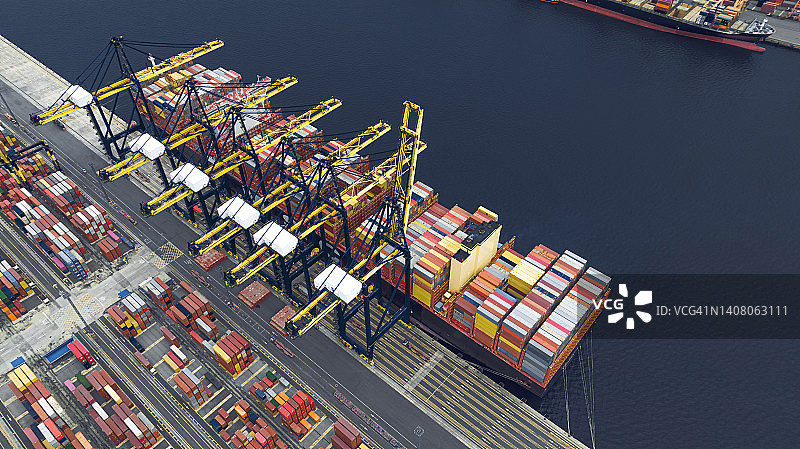 港口起重机在大型集装箱船上装载集装箱航拍图片素材