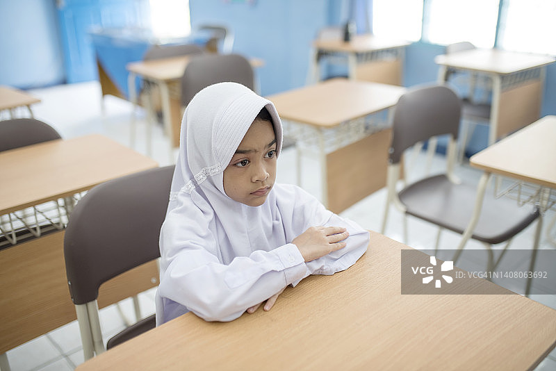 学生端坐学习图片素材