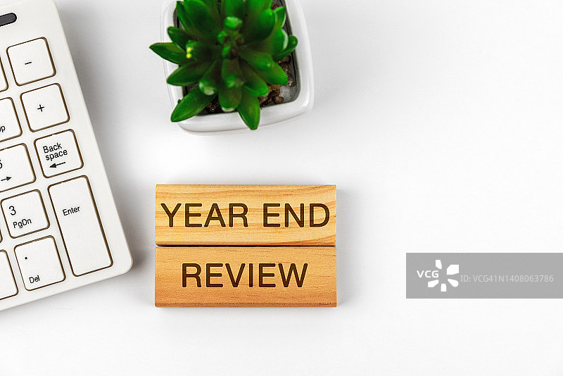 木块上的年终回顾文字图片素材