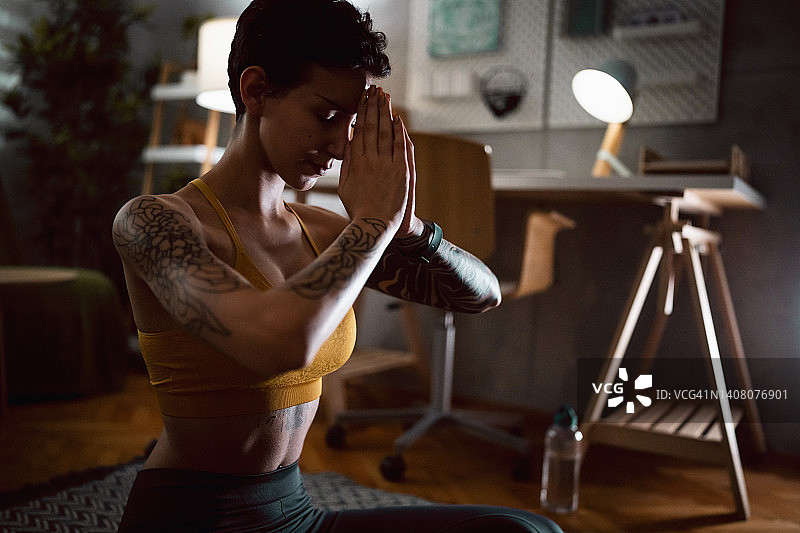 在家冥想和练习瑜伽的年轻女人图片素材