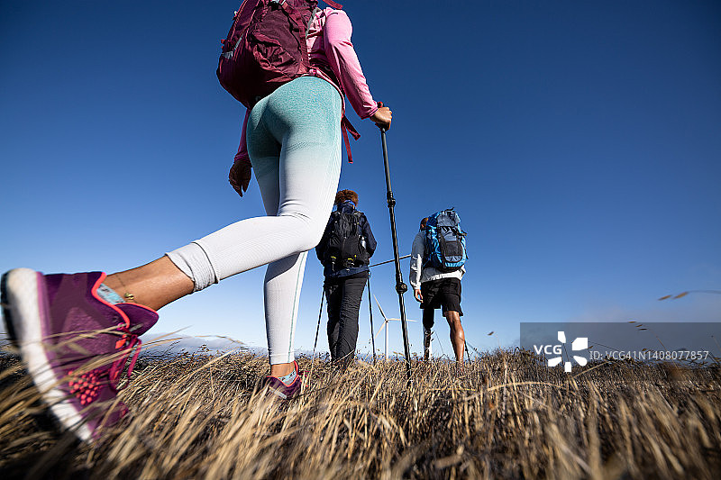 旅客在晴朗的日子里探索乡村图片素材