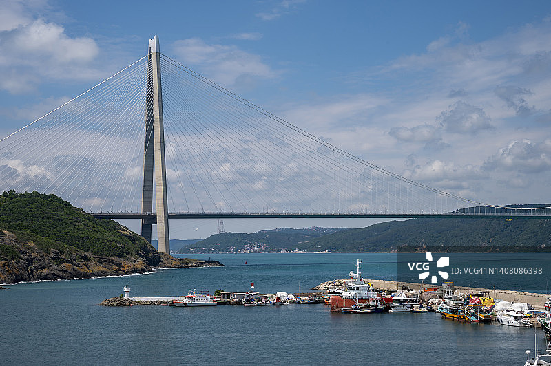 博斯普鲁斯海峡上的亚武兹苏丹塞利姆大桥图片素材