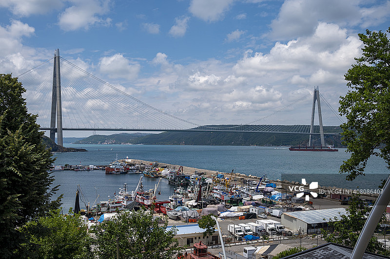 博斯普鲁斯海峡上的亚武兹苏丹塞利姆大桥图片素材