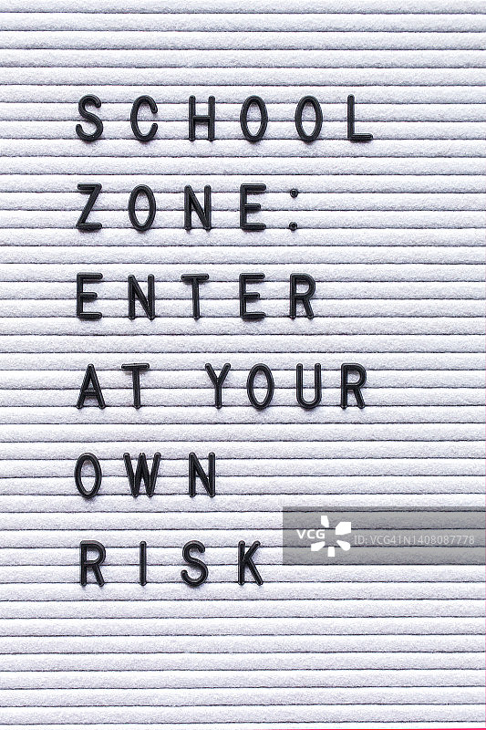 枪支管制概念：校园枪击案、学校警告标志、枪支法图片素材