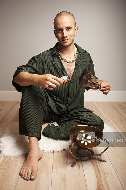 用羽毛和鼠尾草进行精神净化图片素材