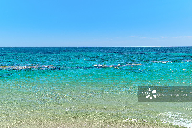 西班牙地中海的碧蓝色海水，白色海岸，旅游和夏季假日概念图片素材