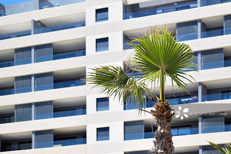 新现代公寓大楼的细节图片素材