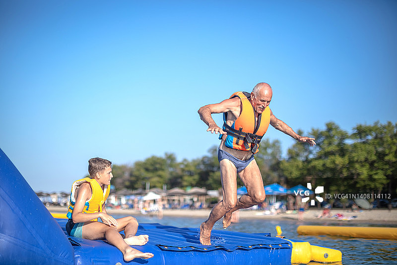 老年人在水上乐园玩耍图片素材