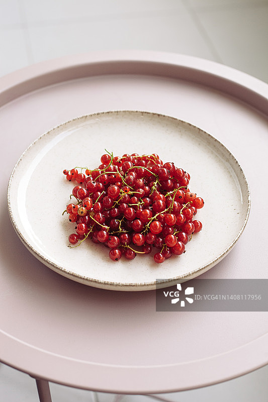 白色盘子里的新鲜红醋栗图片素材