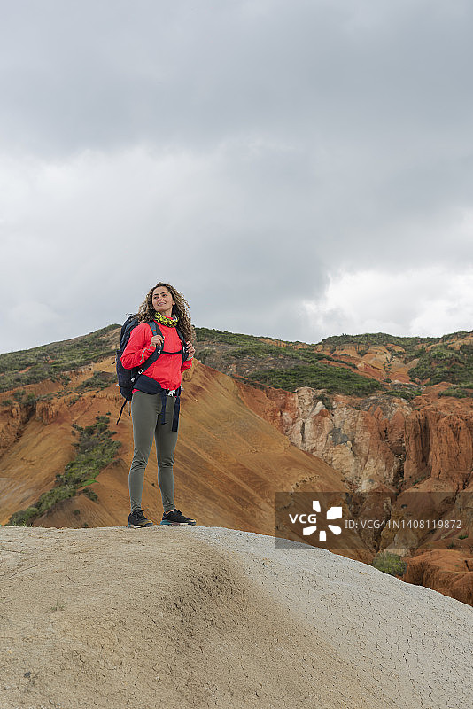 行走在被大自然环绕的沙漠中的拉丁裔女人图片素材