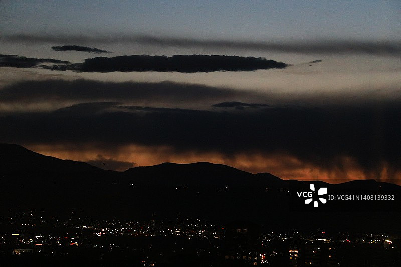 阴沉天空下的黑暗城市图片素材