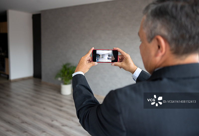 房产中介使用手机进行房屋虚拟导览图片素材
