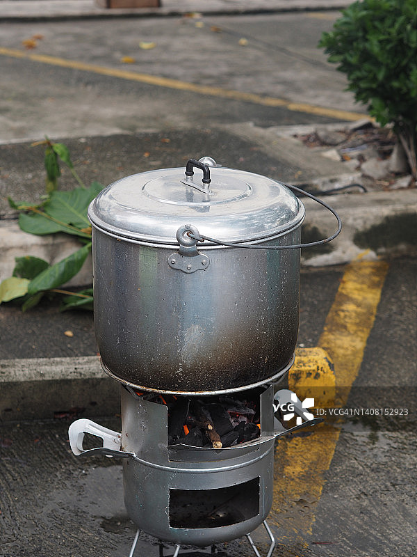 燃烧的木炭炉火图片素材