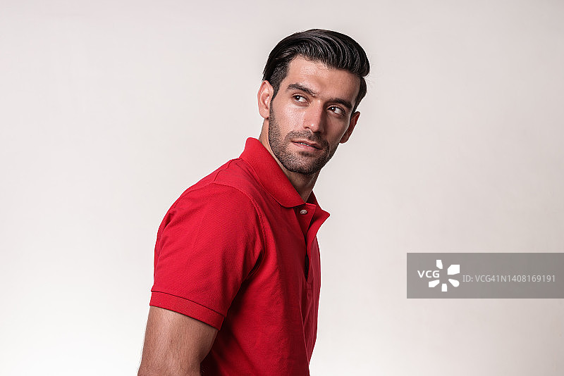 年轻英俊中东男子身穿红色衬衫在白色背景前摆出各种姿势和表情的影棚肖像照图片素材