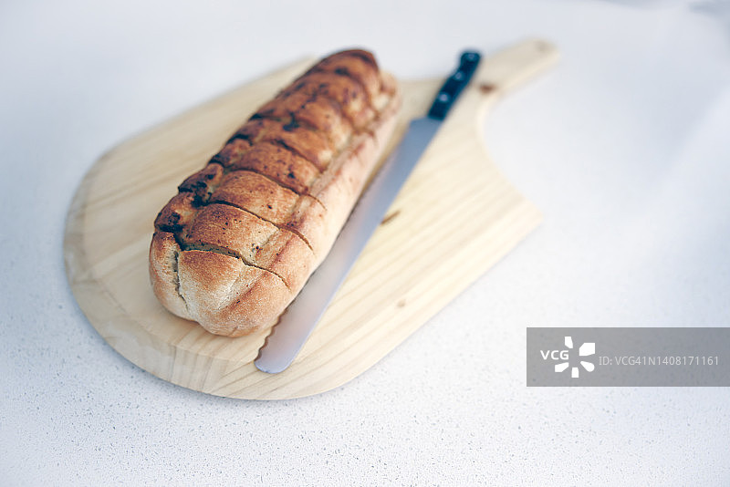 木板上的蒜香酸面包图片素材