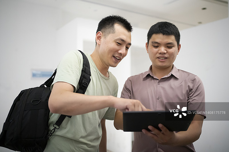 商务人士和销售人员之间的愉快交流图片素材