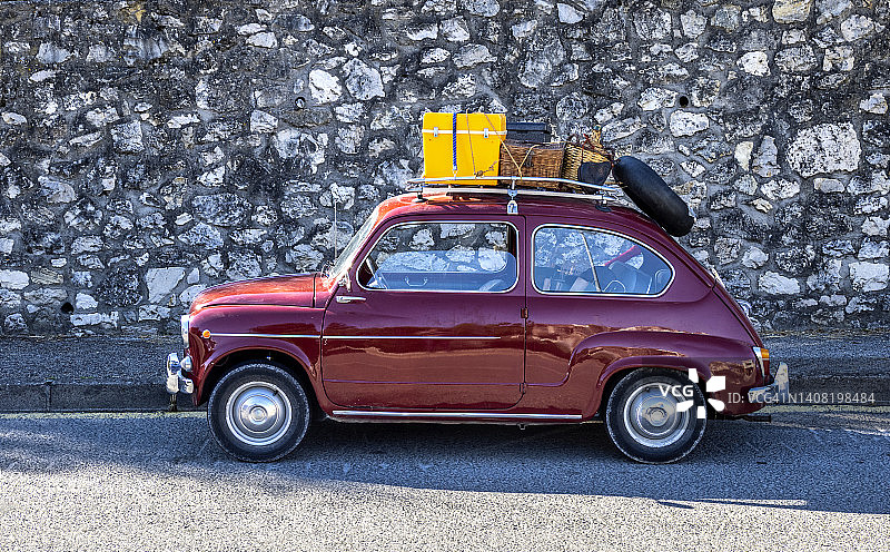 装满行李箱和冰箱的旧汽车准备去海滩度假。图片素材