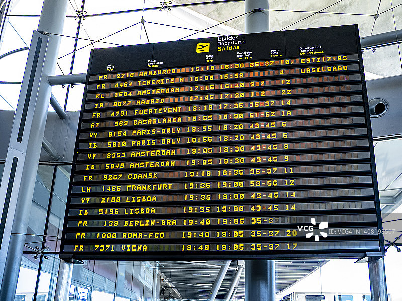 机场的航班面板。图片素材