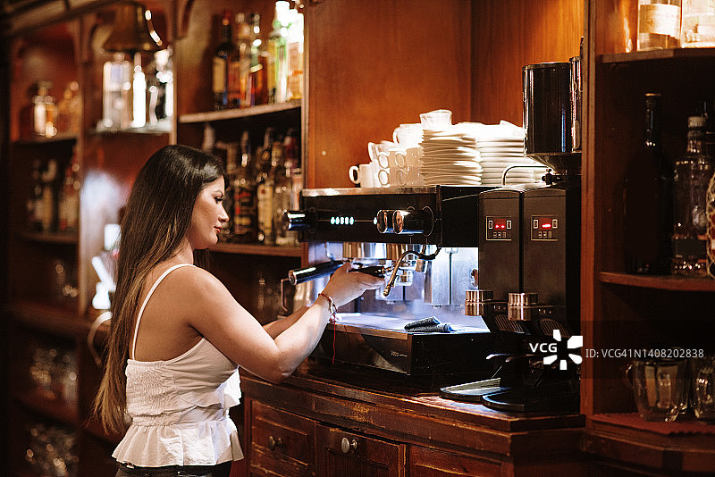 酒保调制咖啡饮品图片素材