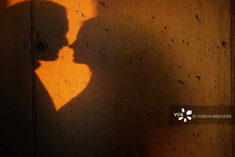 相爱的情侣在墙上的影子图片素材