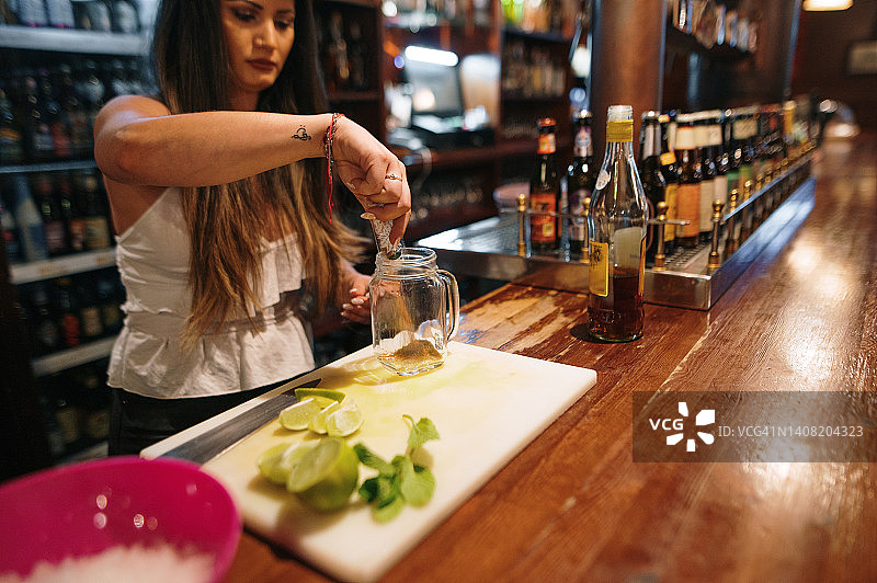 女调酒师调制莫吉托图片素材