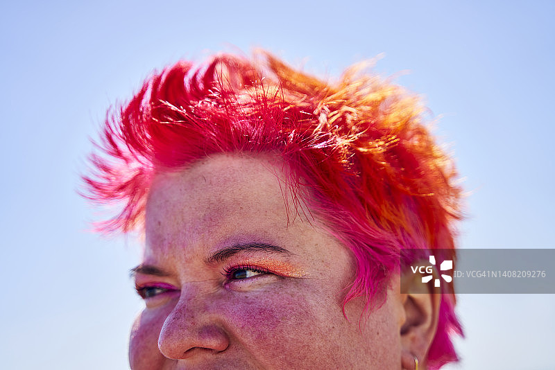 染红色头发的女性特写图片素材