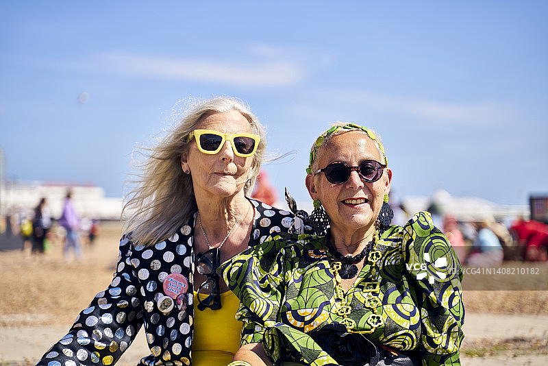 年长的朋友在夏天一起在海滩上享受时光图片素材