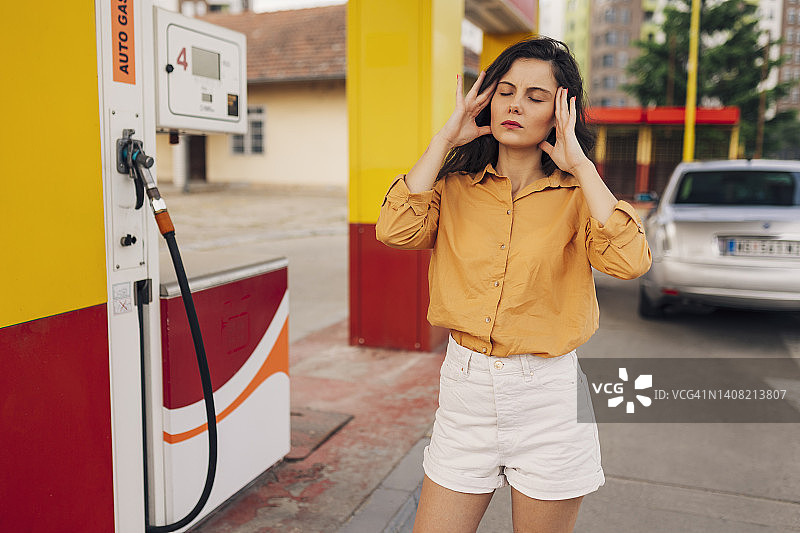 在加油站焦虑的女人图片素材