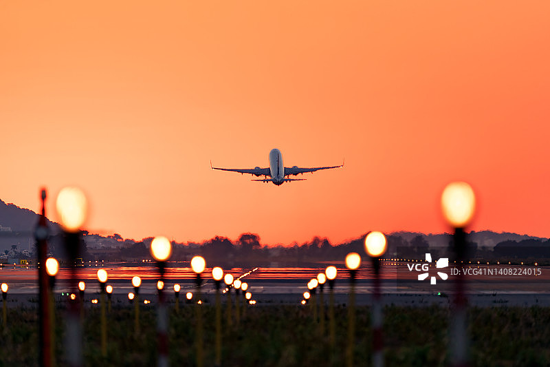 日出时分起飞的飞机，旅行和旅游图片素材