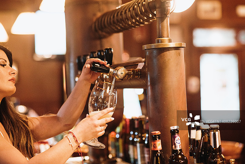 女调酒师倒啤酒图片素材