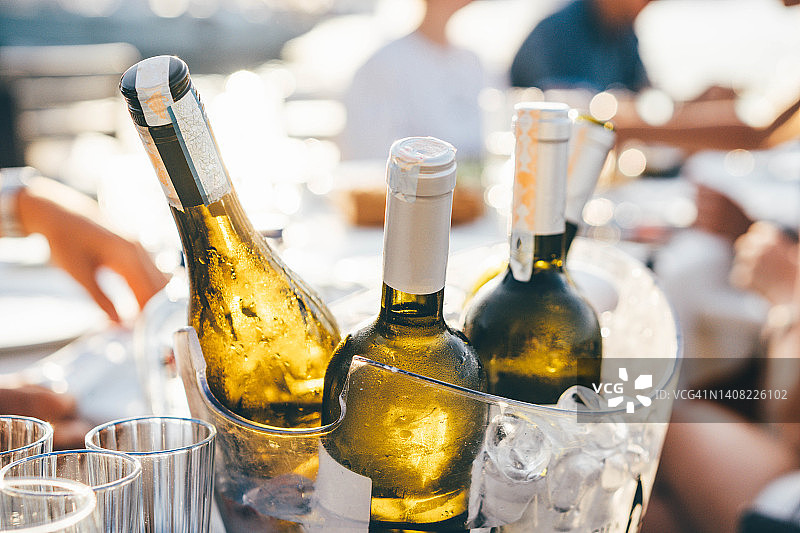 冰桶里的葡萄酒瓶图片素材