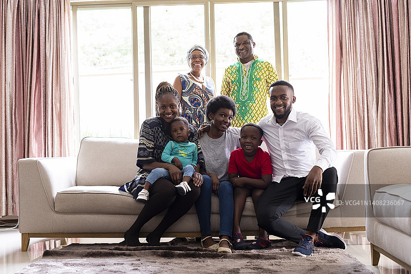 三代同堂家庭在沙发上合影图片素材