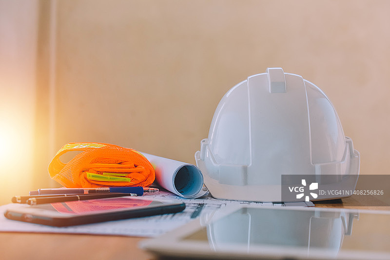 办公桌上的白色安全帽，用于安全作业和工程设备图片素材