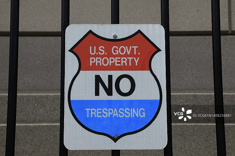 带有美国政府财产-禁止擅自入内标志的栅栏图片素材