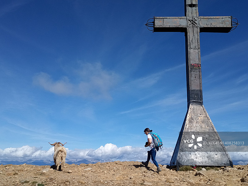 登顶的五十七岁女人图片素材