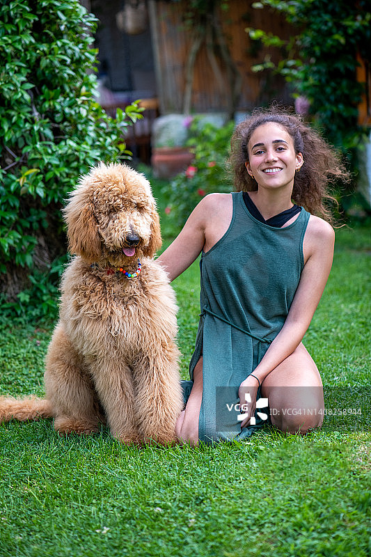 怀里抱着巨型贵宾犬的女人图片素材