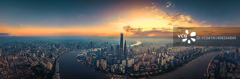 上海金融区天际线黎明时分的航拍全景图片素材