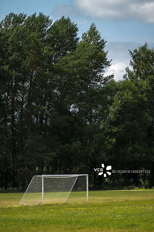 足球场上的足球网图片素材