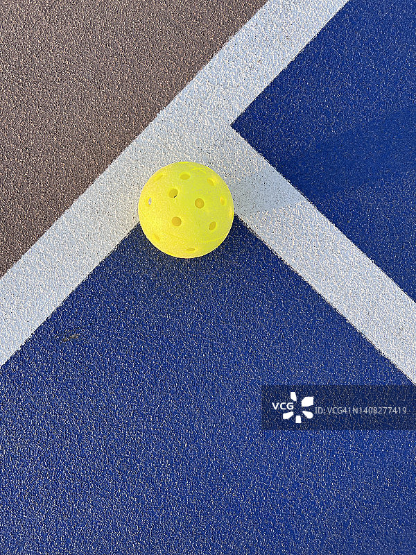 配备器材的匹克球球场图片素材