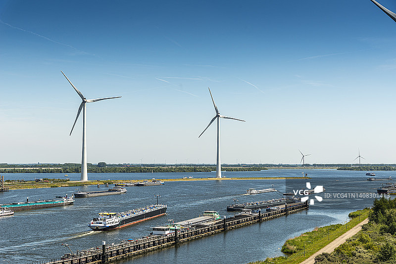 荷兰泽兰的道路、船闸和风力涡轮机图片素材