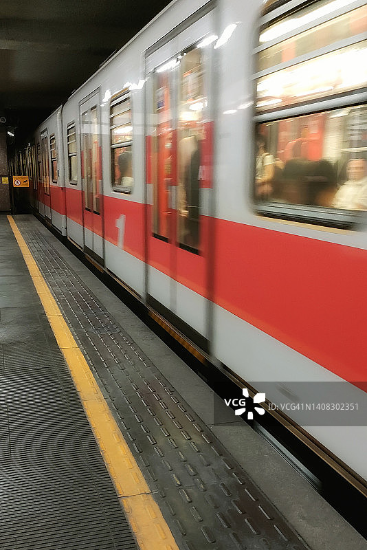 在码头上行驶的地铁图片素材