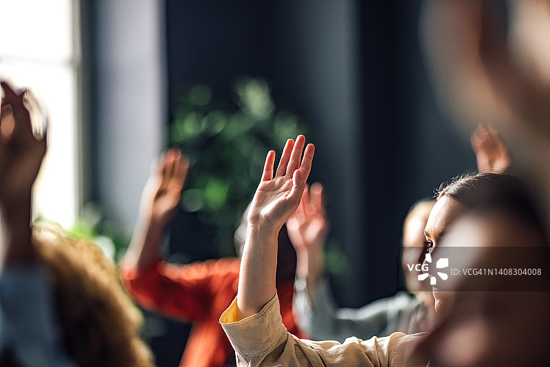 研讨会上举手的匿名人士图片素材