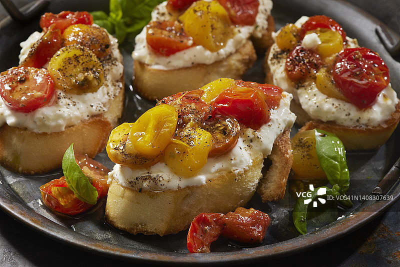 烤葡萄番茄布拉塔开胃拼盘图片素材