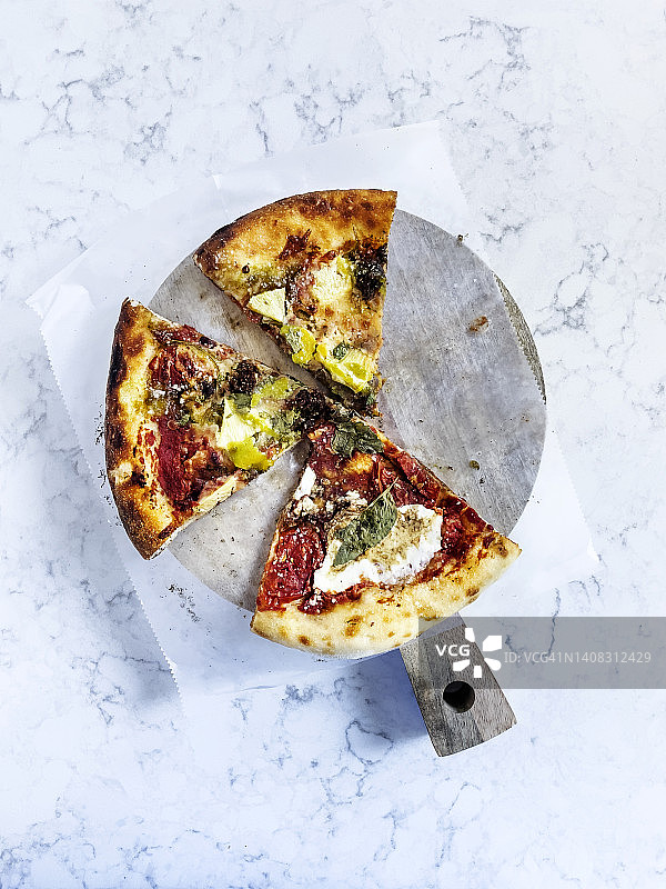 木制砧板上的剩余披萨片图片素材